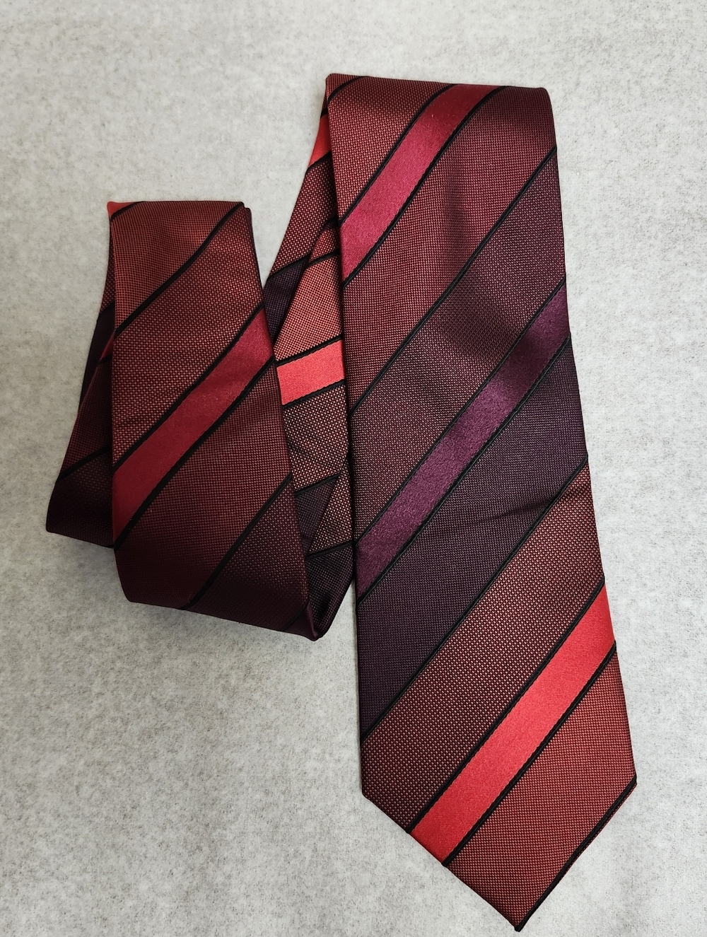 Kenneth Cole Reaction 100% Silk tie EUC Red Diagonal Print